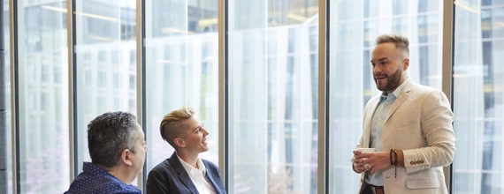 Persone in ufficio che discutono