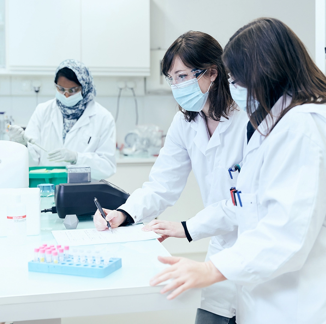 Delle scienziate stanno conducendo degli sperimenti per una ricerca innovativa nei NIBR labs 10