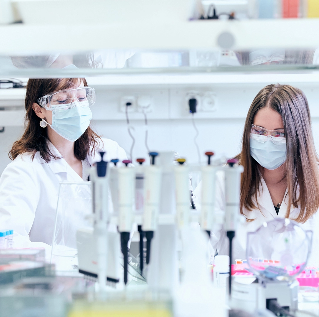 Una ricercatrice sta effettuando degli sperimenti in laboratorio