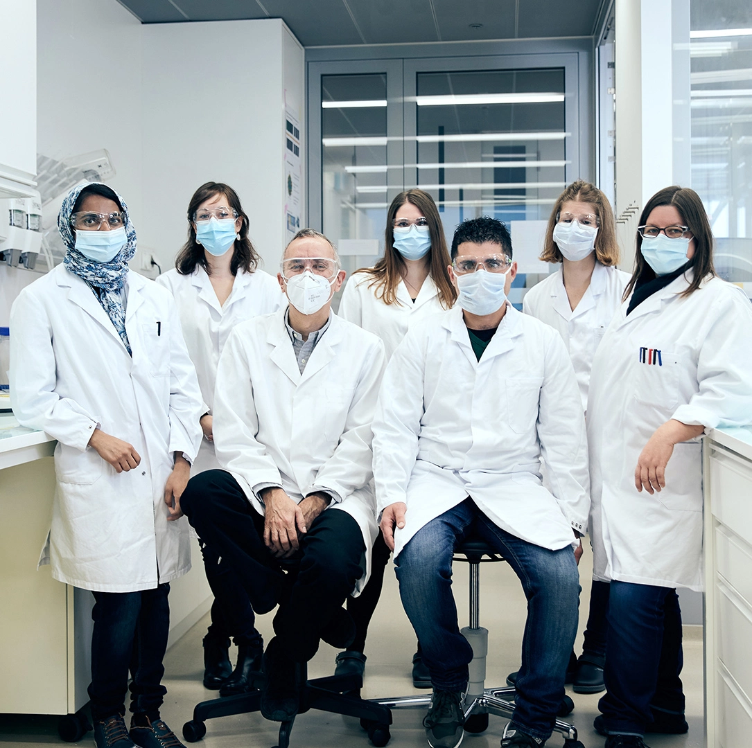 Un gruppo di scienziati si trova nel NIBR labs 1