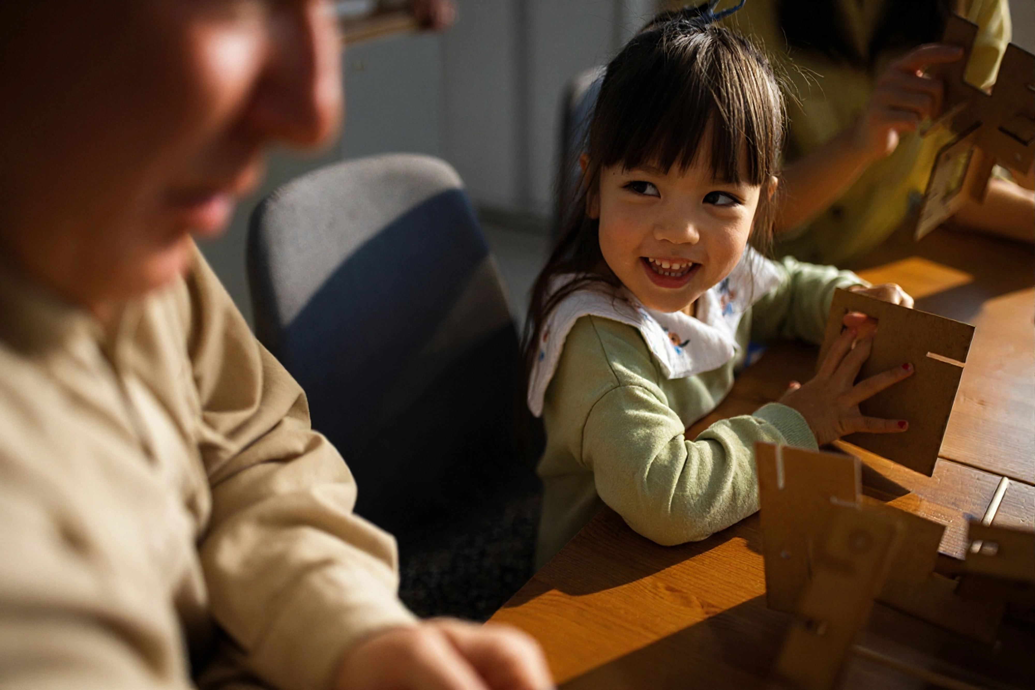 child-playing-with-wooden-blocks-at-table
