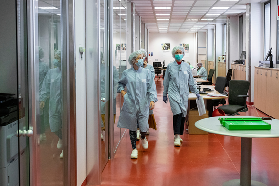 healthcare-professionals-talking-in-the-office