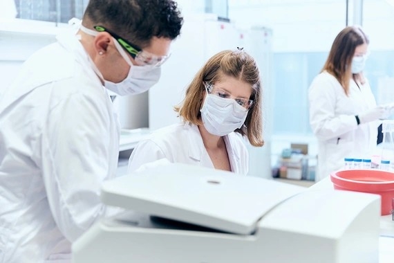 three-scientists-working-in-a-mordern-lab