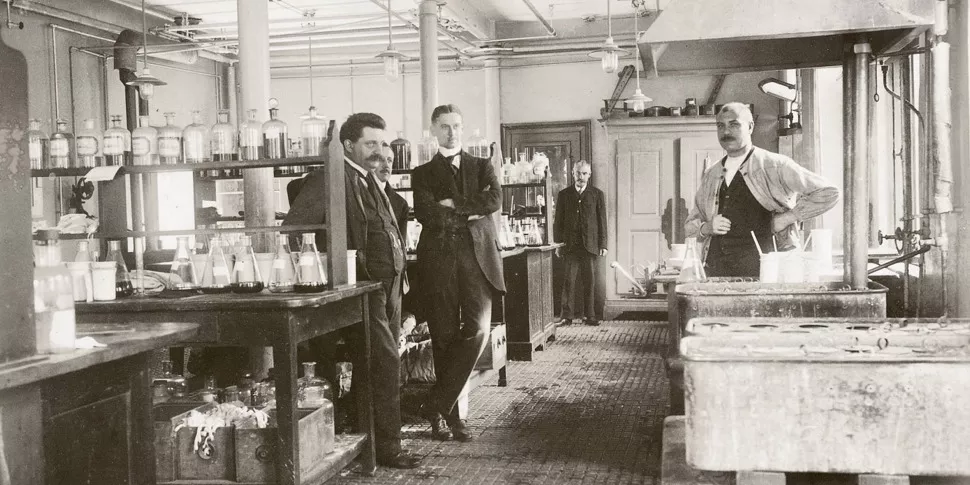 1900年、チバ社が同社初の医薬物質である消毒剤のビオホルムと抗リウマチ剤のサレンを製造。この画像はスイスのバーゼルにある1914年のチバ社での医薬品研究の様子です。