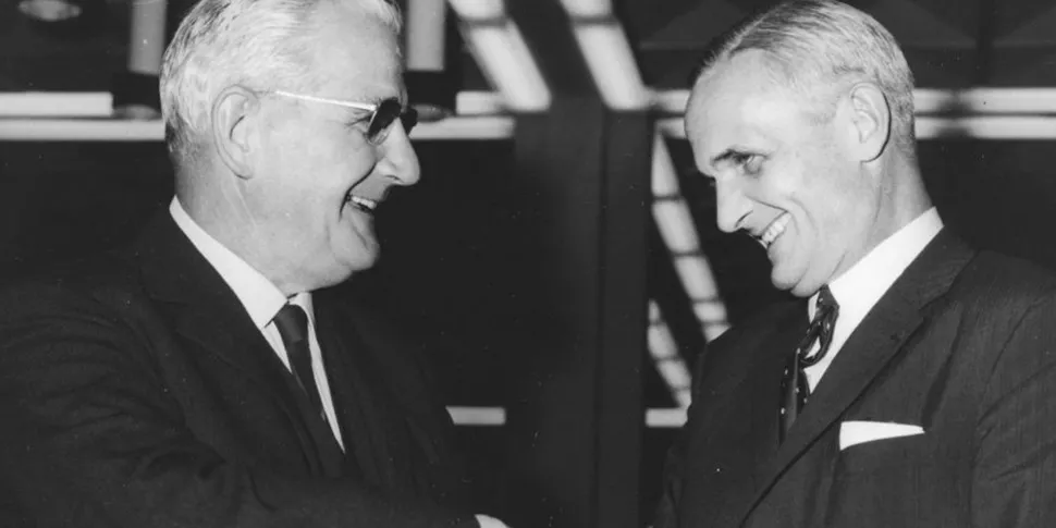 1970年、ガイギー社社長の Louis von Plantaとチバ社社長のRobert Käppeliが握手を交わし、チバガイギー社の合併を完了しました。