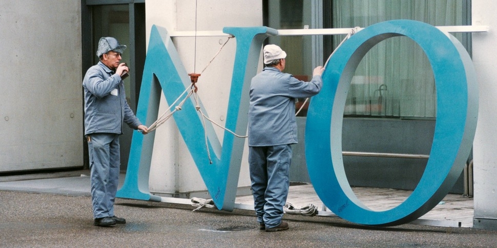 1996年、サンド社とチバガイギー社の合併により、世界最大のヘルスケア企業の1つであるノバルティスを設立。この画像は1997年2月3日に撮影されたもので、バーゼルにあるノバルティスのセント・ヨハンで新しいロゴに交換しているところです。