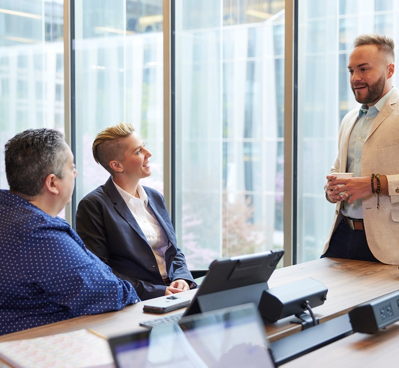 Zmones diskutuoja susirinkime