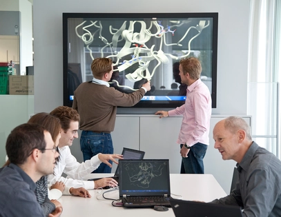 Grupė žmonių diskutuoja susirinkime