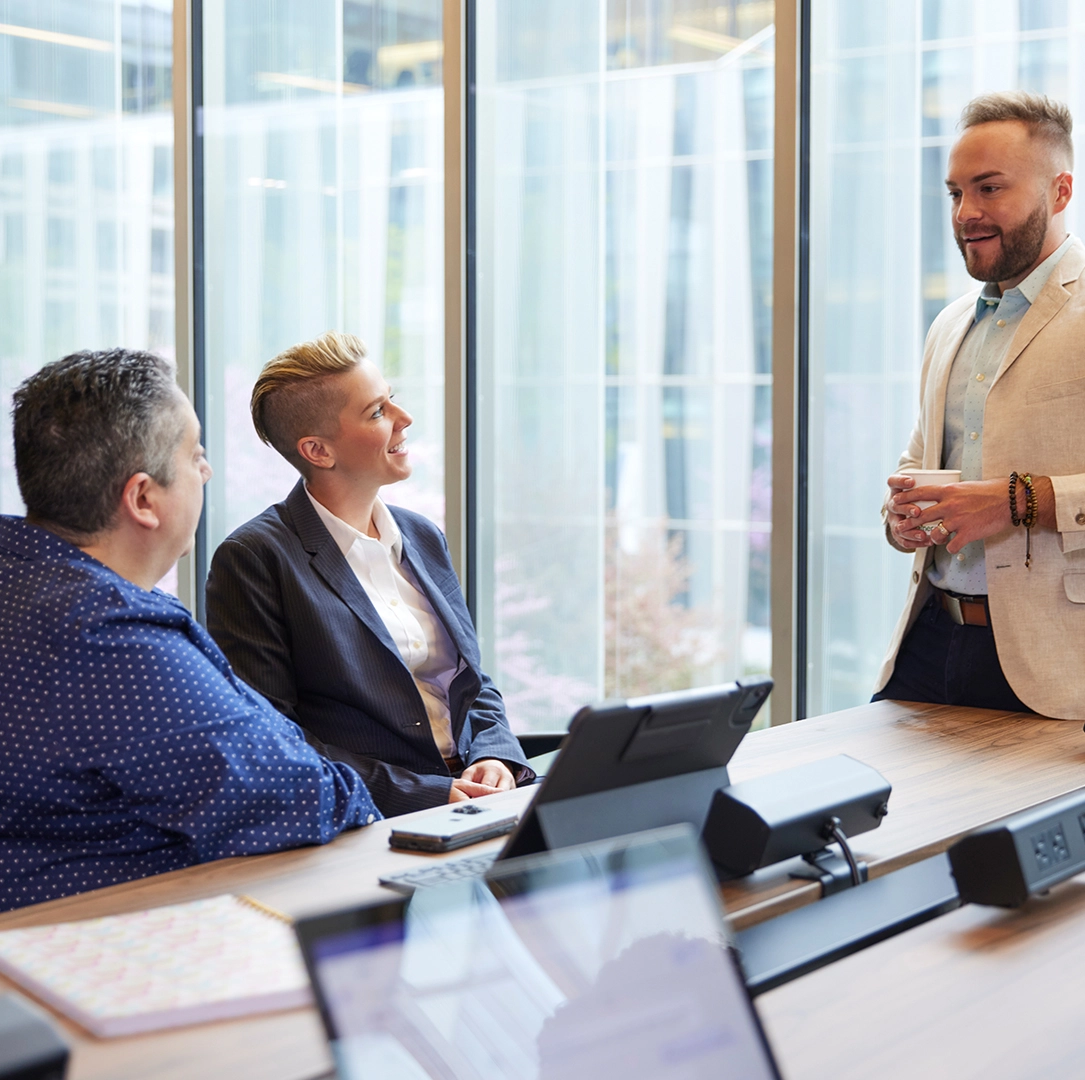 Zmones diskutuoja susirinkime