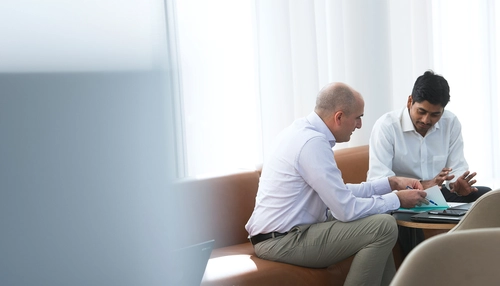 Fotoattēli ar cilvēkiem sanāksmju zālē