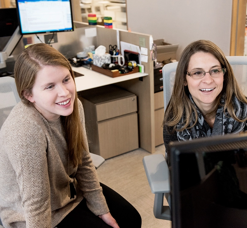 Cilvēki sapulcē apspriežas