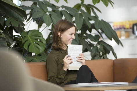 Laimīga jauna sieviete ar grāmatu