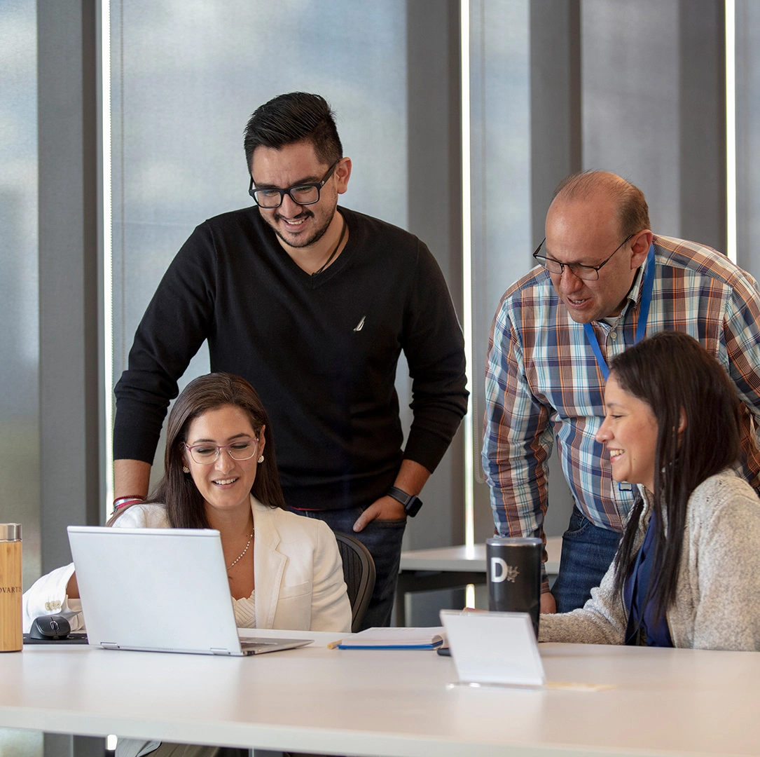 Personas hablando en una sala de juntas