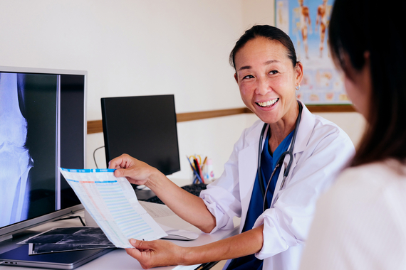 doctor-discusses-results-with-patients-3