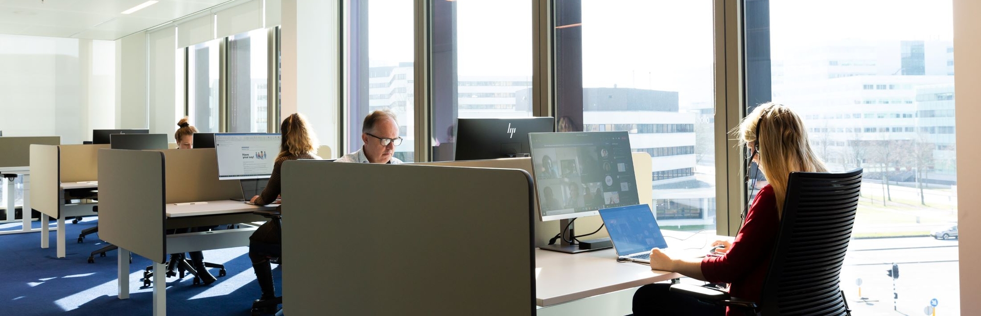 Collega's aan het werk op kantoor