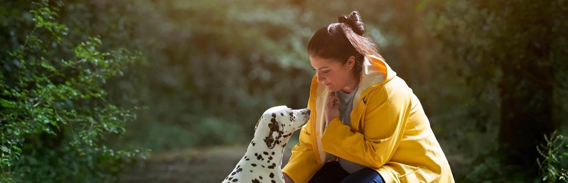 Vrouw samen met haar hond in de natuur