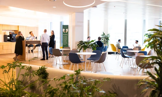 Collega's komen samen in de lunchroom van Novartis in Nederland