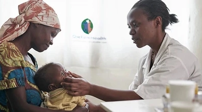 HCP onderzoekt een jong kind