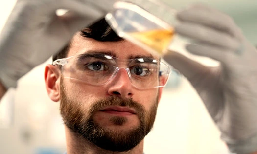 Laborant onderzoekt een laboratoriummonster