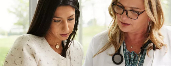 Twee professionals bekijken samen een rapport
