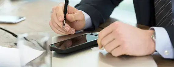 Pen en telefoon tijdens een vergadering