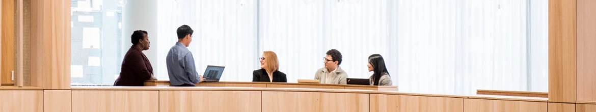 Groep professionals in gesprek