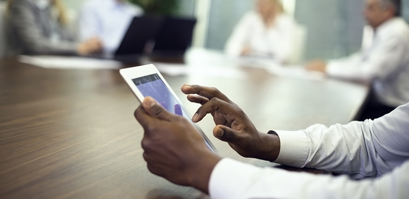 Collega met tablet