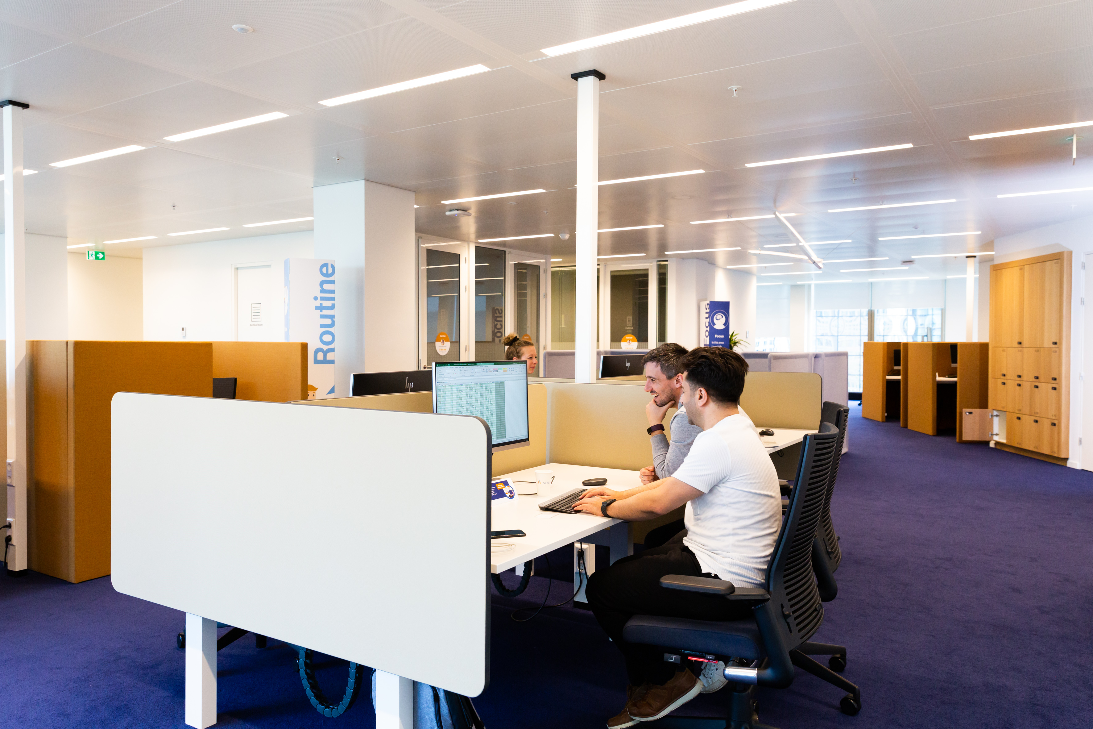 Collega's achter een desktop