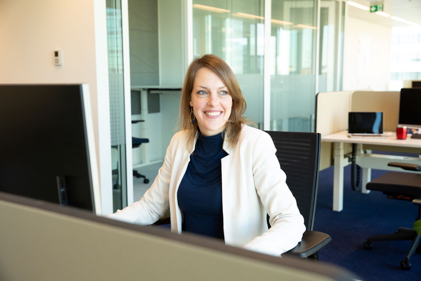 Vrouwelijke collega op kantoor
