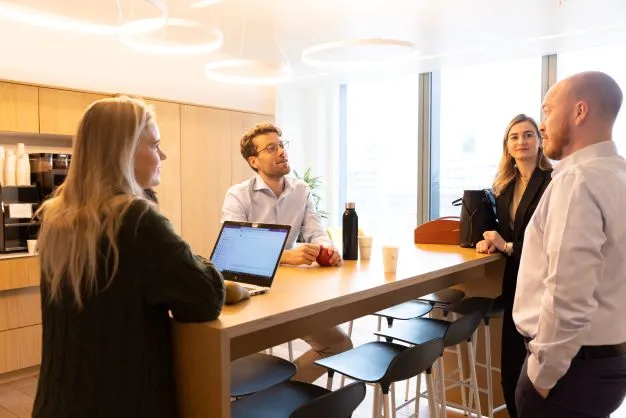 Overleg tussen collegas in het restaurant