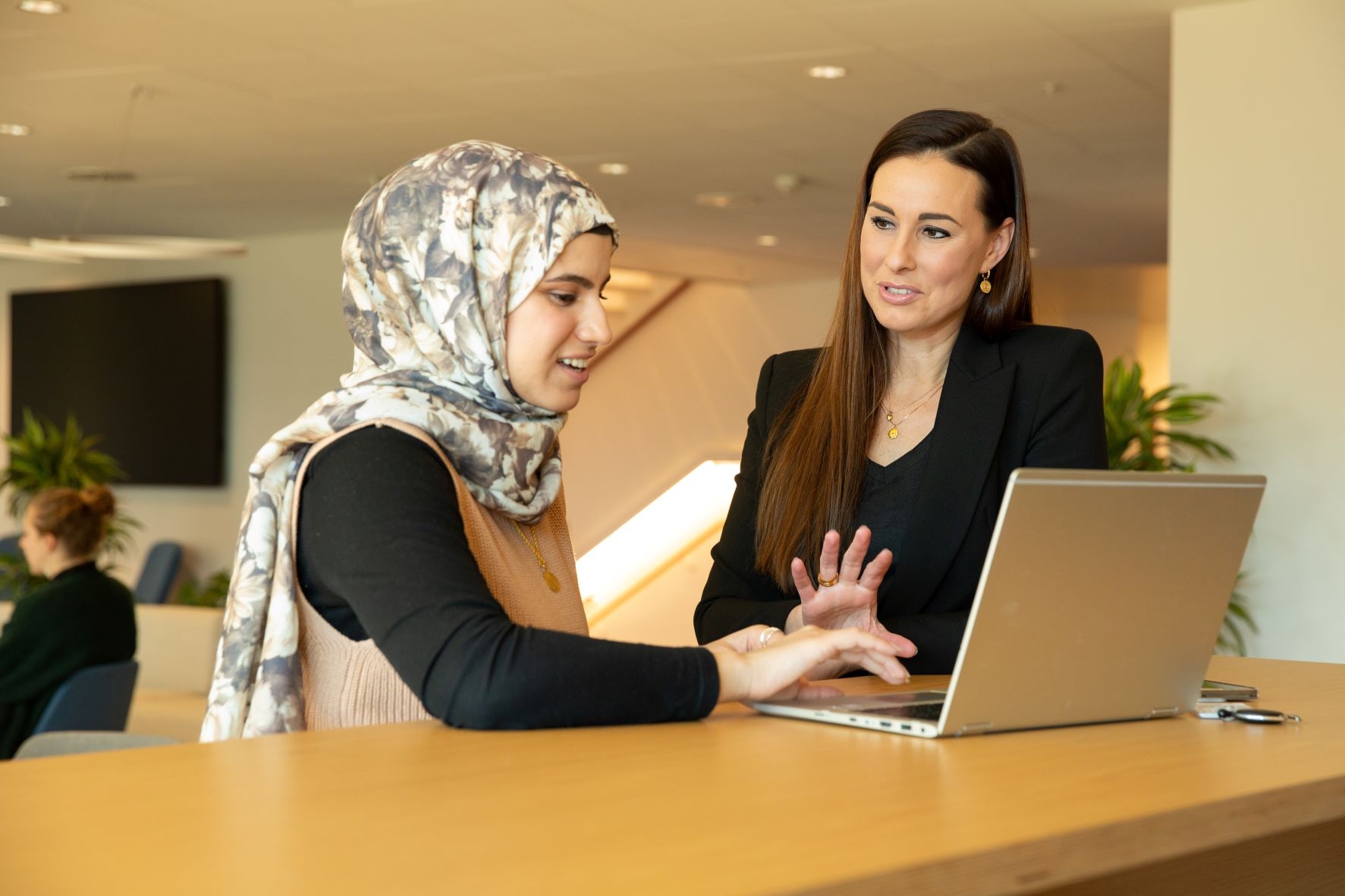 Twee vrouwen in gesprek op kantoor