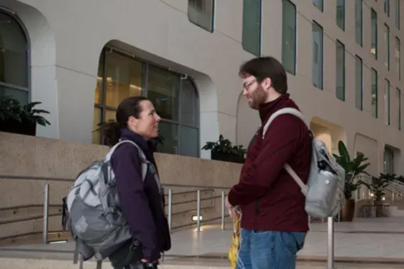 Twee studenten in gesprek