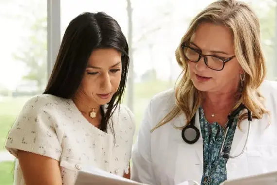 Twee professionals bekijken samen een rapport