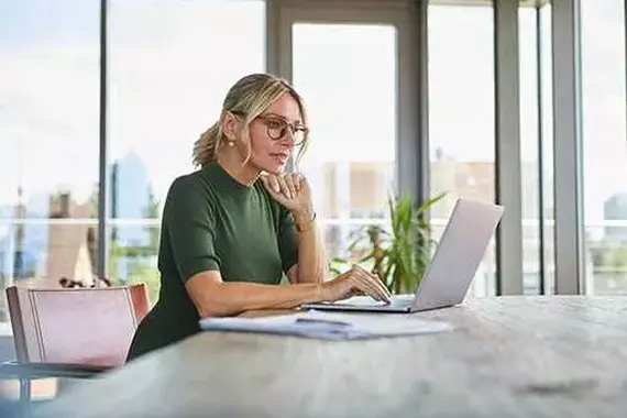 Vrouw werkt op laptop