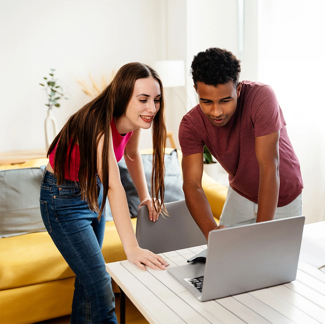 Twee jonge mensen achter een laptop