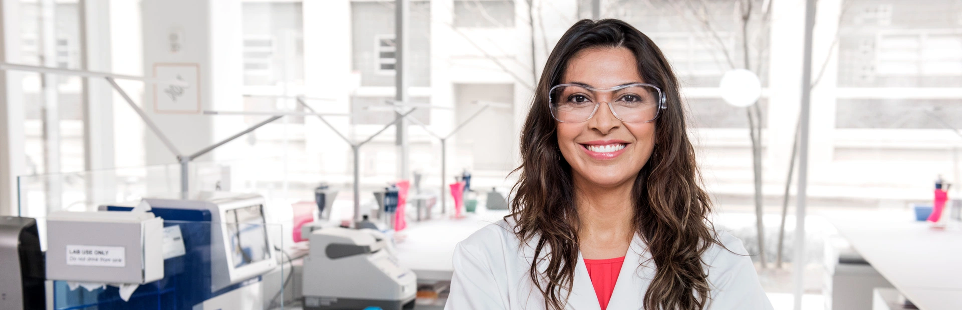 Kvinnelig forsker på lab