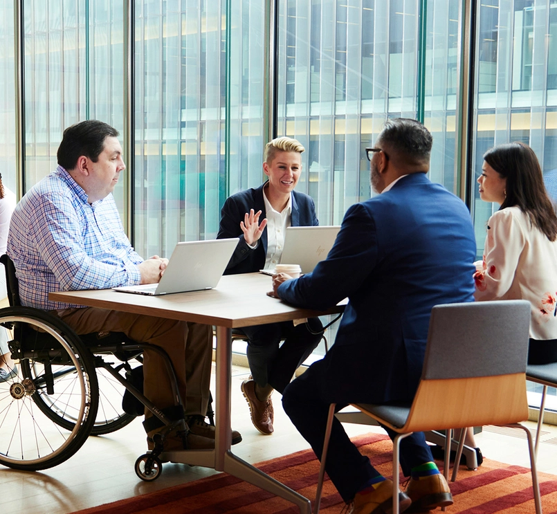 Grupa ludzi podczas dyskusji