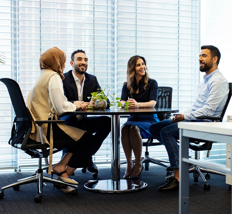 Koledzy rozmawiający w biurze