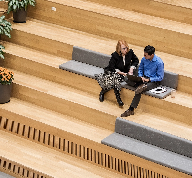 Para rozmawiająca w auli