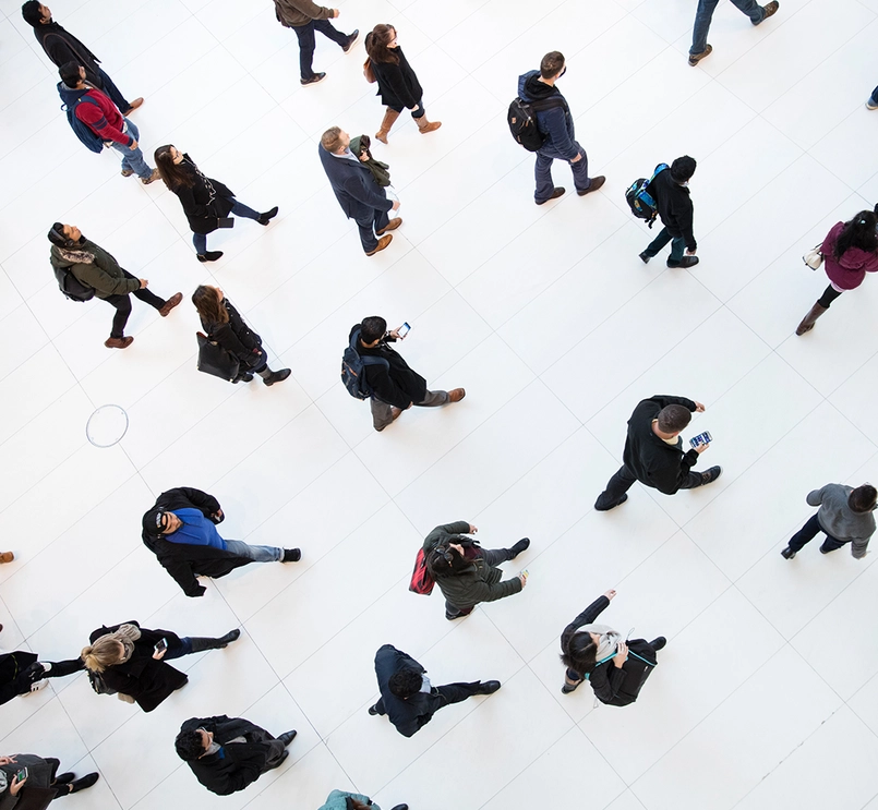 Idący ludzie - widok z góry