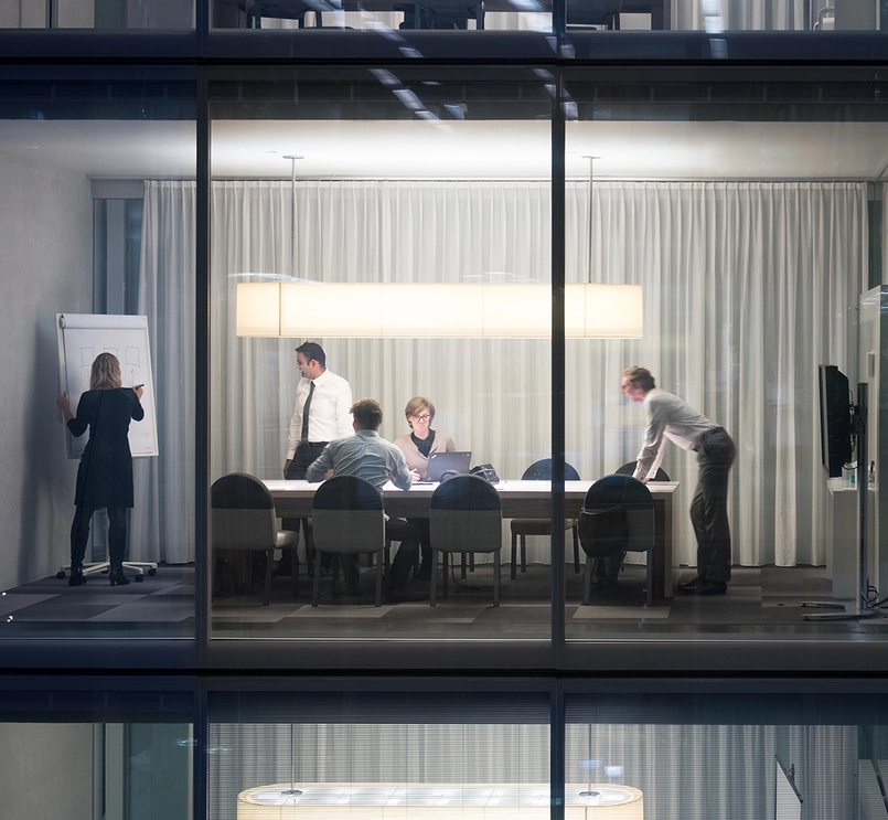 Ludzie wieczorem pracujący w biurze