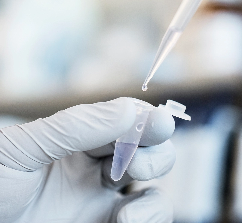 Pipeta nad próbówkami