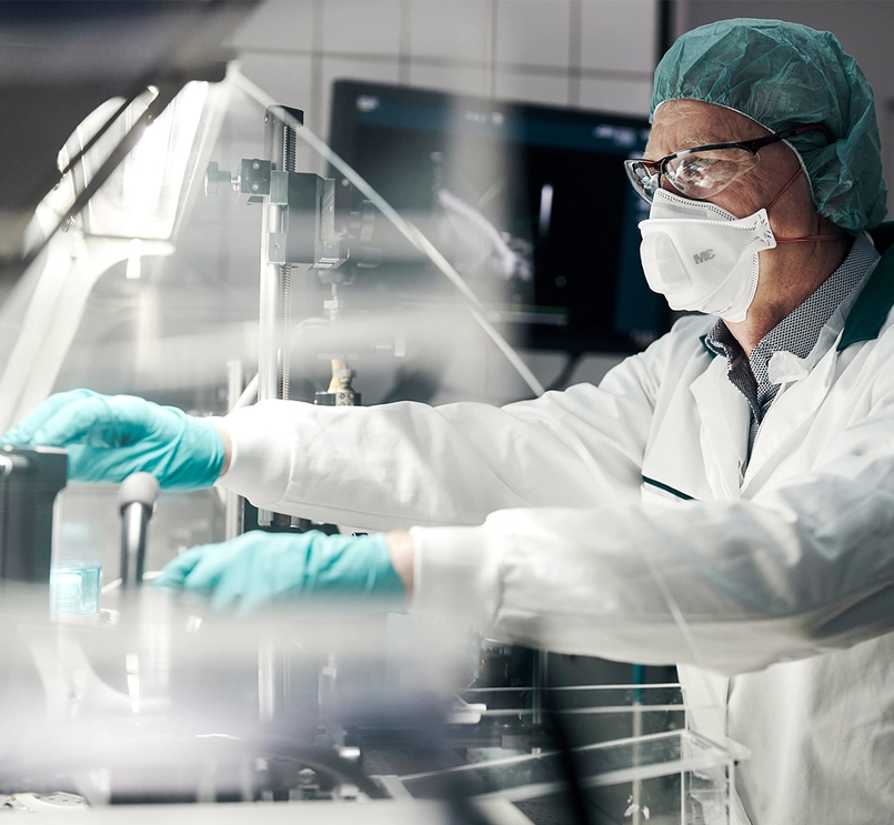 Naukowiec przy pracy w laboratorium