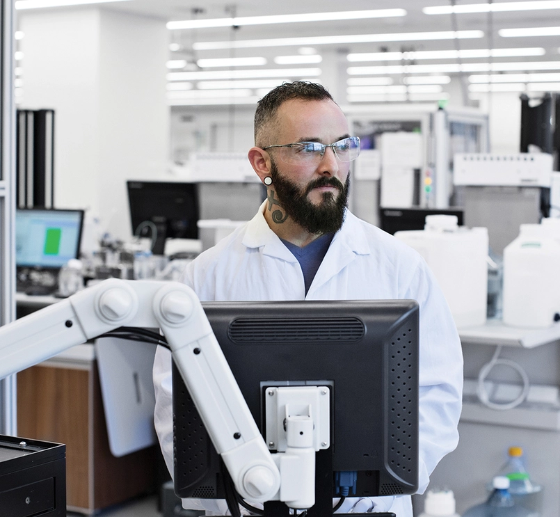 Naukowiec pracujący w laboratorium