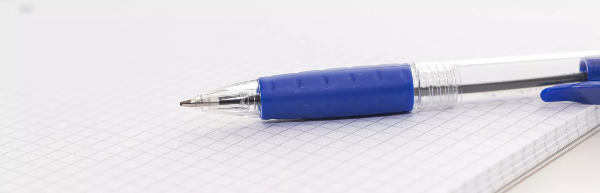 Długopis leżący na notesie