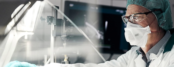 Naukowiec przy pracy w laboratorium