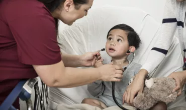 Histórias - Médica deixa criança brincar com estetoscópio