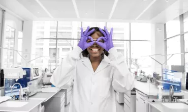 Tech Care - Mulher cientista em laboratório