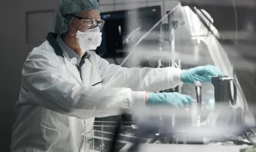 Terapias Celulares e Genética - Cientista a trabalhar em laboratório