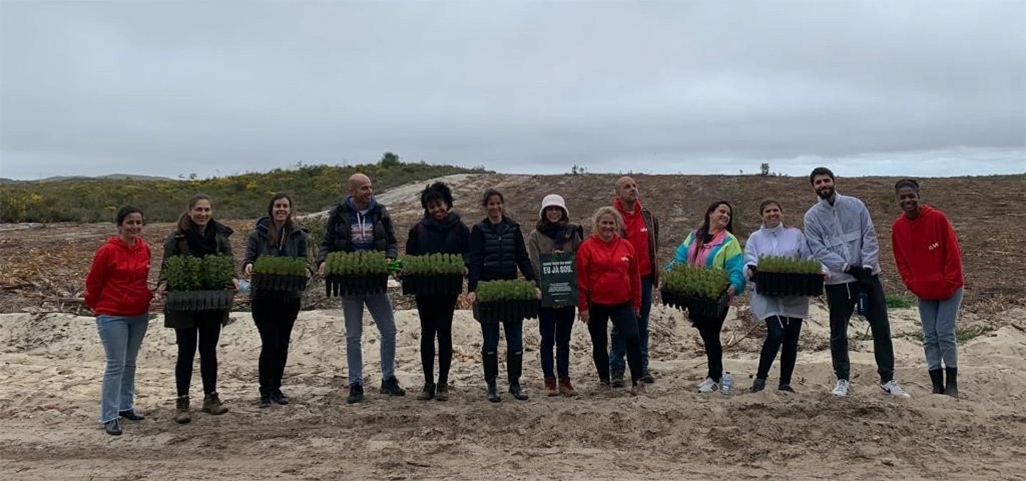Fotografia de grupo dos colaboradores que participaram na ação de voluntariado